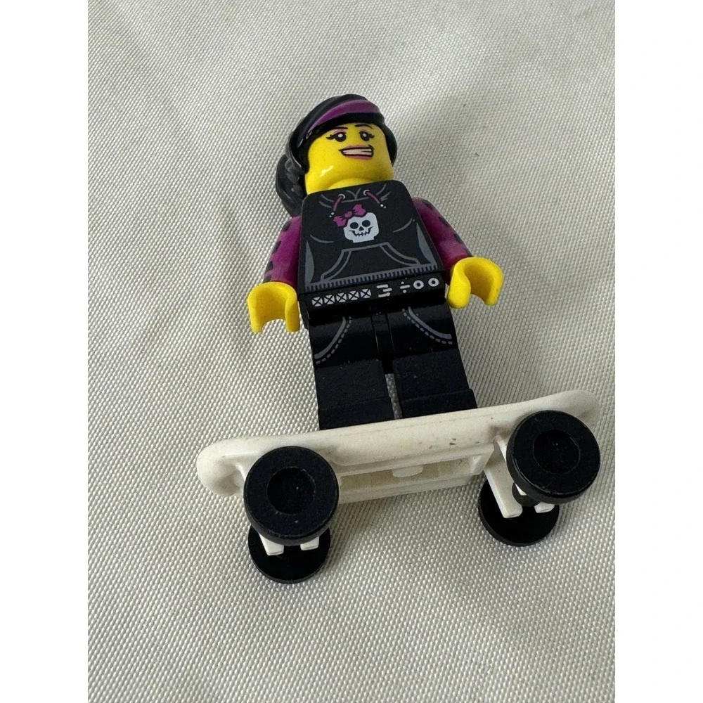 LEGO Minifigure Female Skull Hoodie Skateboarder w/ 38412 Deck & Ponytail‎